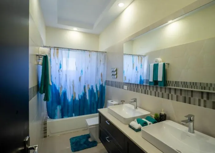 Emerald Sundara Ochi Ocho Rios